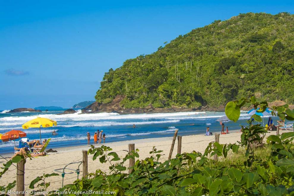 Imagem do azul incrível da Praia de Itamambuca em Ubatuba.